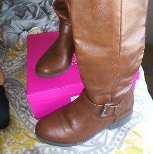 SOLD ON M E R C A R I